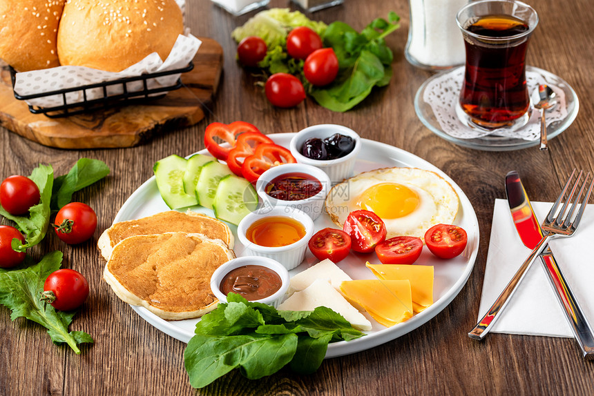 美味的盘子一顿饭巨大的健康早餐散布在桌子上咖啡茶番茄鸡蛋煎饼果酱和奶酪图片