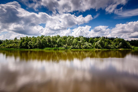 白色的从俄罗斯海岸到莫科附近河边的云天空和河流之间的森林地带全景溪流图片