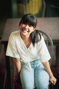曼谷脸坐在家中客厅的亚洲青少年笑着面容愉快图片