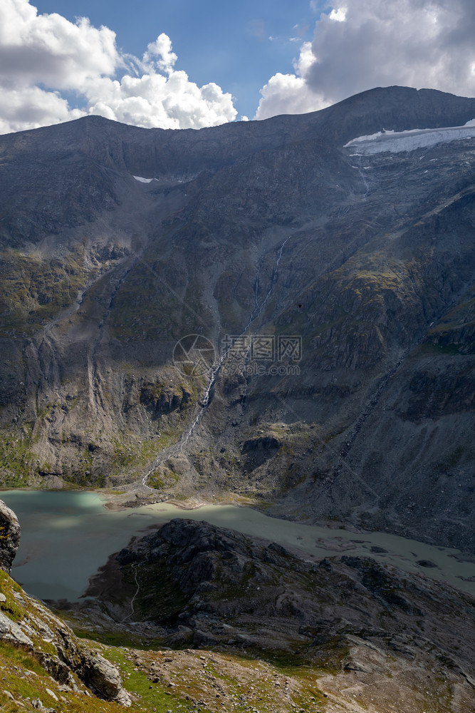 森林奥地利公园HoheTauernGrossglockner以下冰川湖多岩石的谷图片