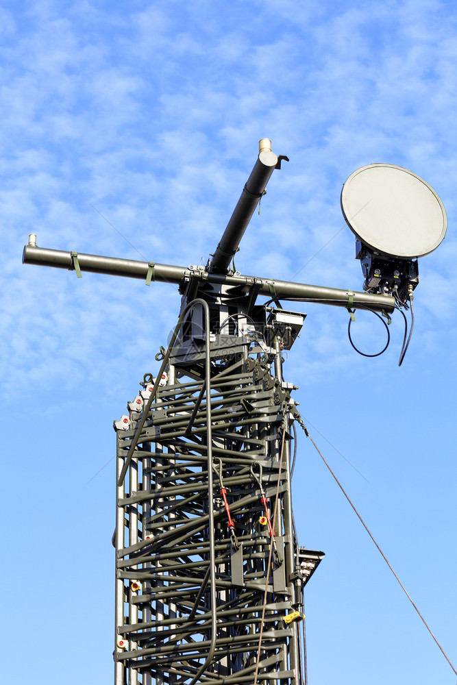 工程平静的带有电视天线伸缩式通信桅杆用于在战时对和平的蓝天实施无线电拦截敌方信号伸缩式电视天线用于在战时对敌方信号进行无线电拦截图片