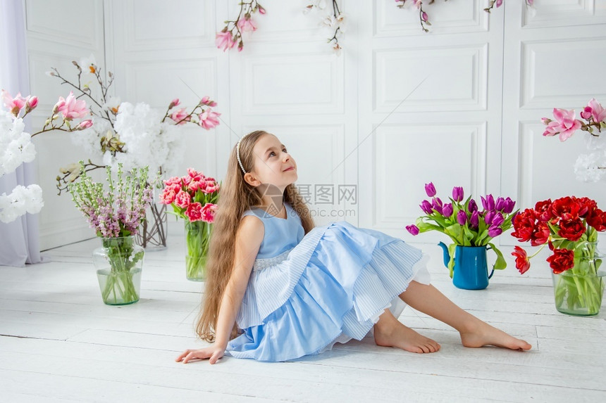 浪漫的金发广告一个美丽的蓝眼睛女孩肖像一个明亮的房间里春天花丛中的小女孩春假母亲节妇女复活一个美丽的蓝眼睛女孩肖像一个明亮的房间图片