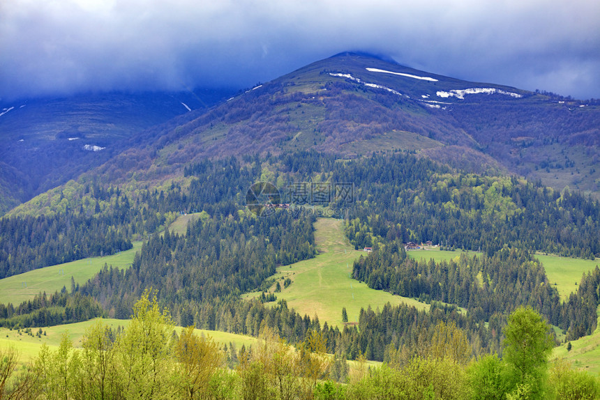 雄伟喀尔巴阡山脉的地貌其峰在初春浓雾中被覆盖喀尔巴阡山脉高的地貌沿斜坡铺设了电缆升降机乌克兰徒步旅行图片