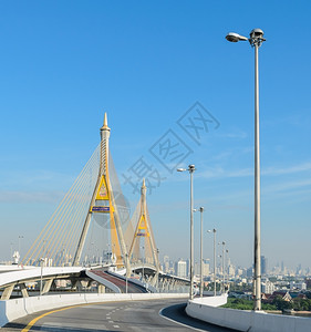 天塔曼谷交通与泰国横渡河流的桥梁联运穿过图片