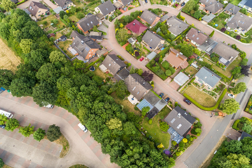 保守的在德国北部拥有独立房屋半与世隔绝房屋和带有小型前花园和绿草地的梯田住房传统区的近郊地空中景象绿色多于图片