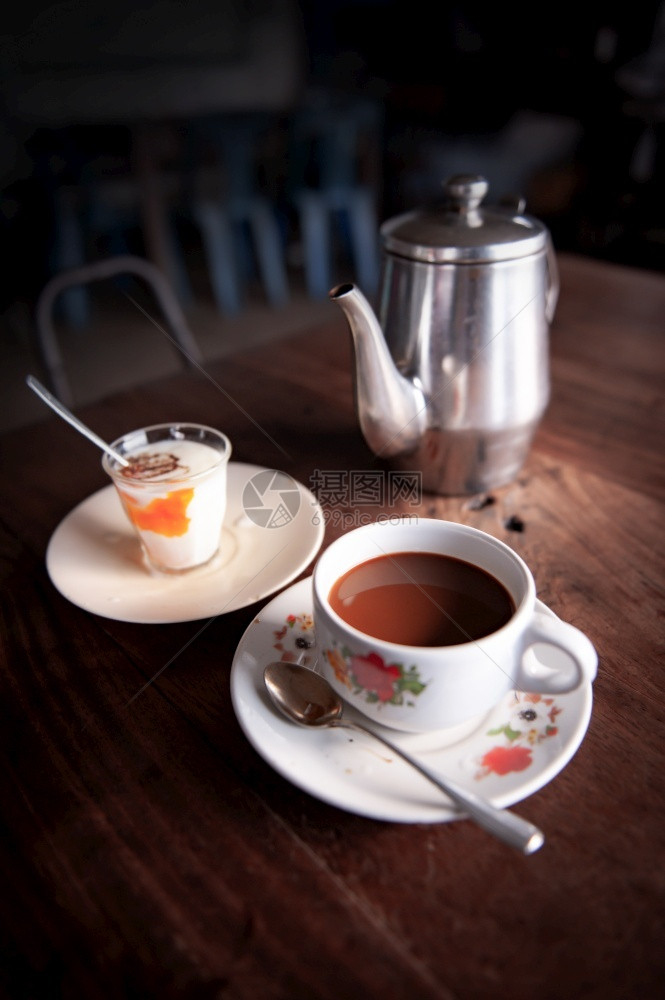 在一家旧咖啡店里放松清晨喝杯咖啡温蒂奇一杯咖啡软煮蛋和茶壶加鸡蛋和茶壶装在老木板桌子上美观近视关注一杯咖啡重点香气旅行图片