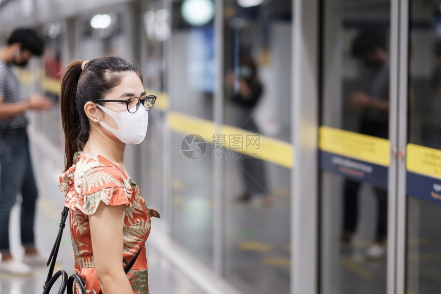 在地铁站戴口罩的女性图片