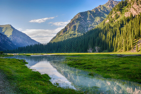 远足湖旅游山上有着美丽的鲜青绿山牧场有反射和森林的河流TerskeyAlatoo山TianShanKarakol吉尔斯坦背景图片