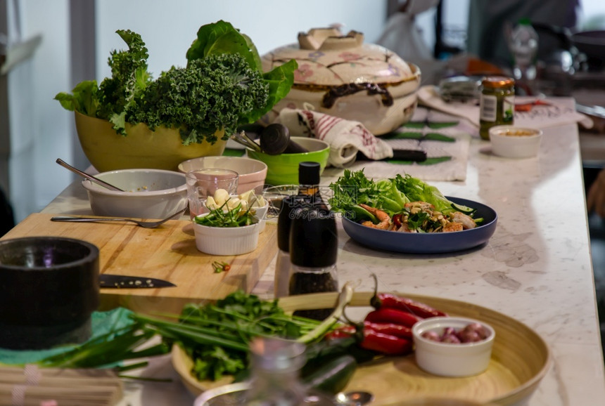 厨房在间中有一个烹饪桌子里满是做饭的原料食品健康生活方式的概念不突出重点具体来说就是没有重点特别是煮熟的时髦美丽图片