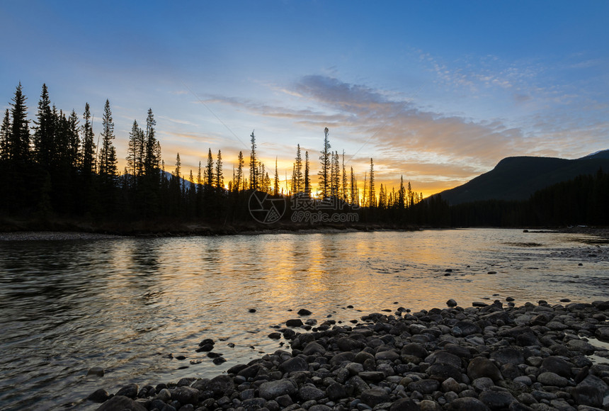 溪流加拿大艾伯塔邦夫公园BowRiver风景全日出加拿大艾伯塔省Banff公园山金的图片