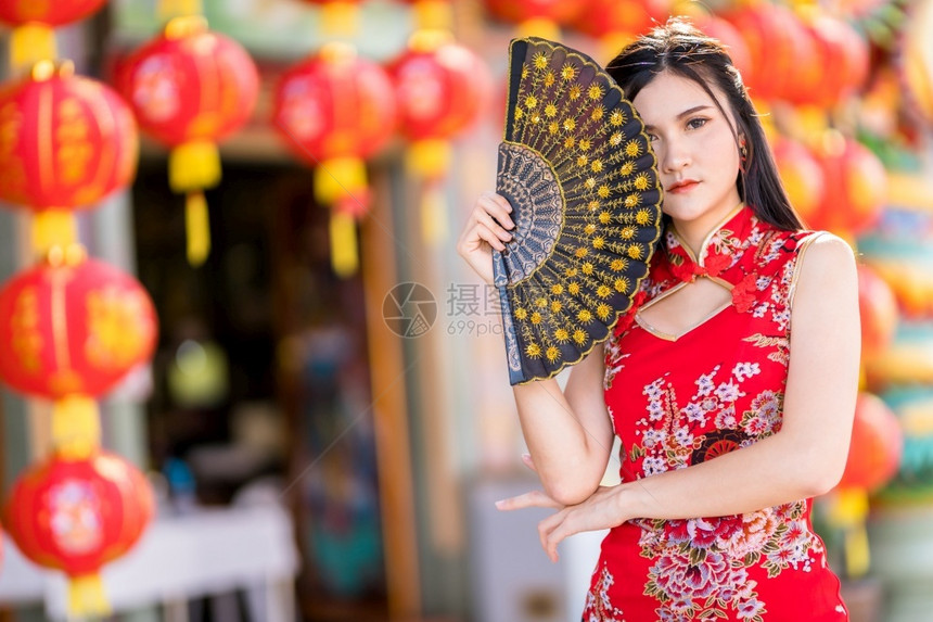 范宁抽象的亚洲年轻女子身着传统红青山装饰在泰国华神庙举办中新年节盛会的风向节日活动校对Portnoy保持图片
