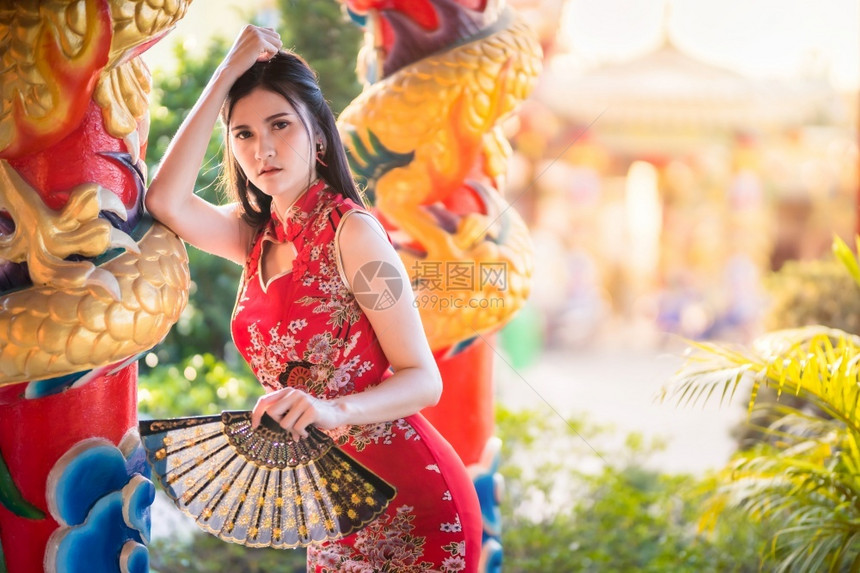 红色的亚洲人年轻女子身着传统红青山装饰在泰国华神庙举办中新年节盛会的风向节日活动校对Portnoy保持图片