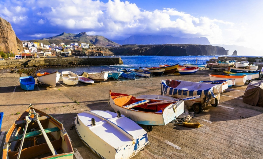 旅游景观典型的萨迪纳港村大加那利岛景色和多彩渔船的绝佳景象图片