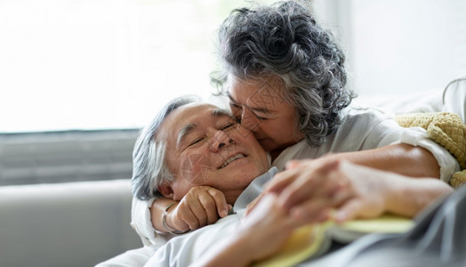 妻子享受屋庆祝结婚周年亚洲高龄情侣相爱快乐的祖母亲吻脸颊爷图片