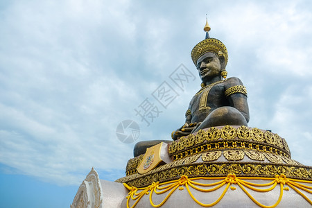 天空泰国Triiphum寺庙Pharchabun的MhahaThammaracha佛大户外青铜像金子艺术背景图片