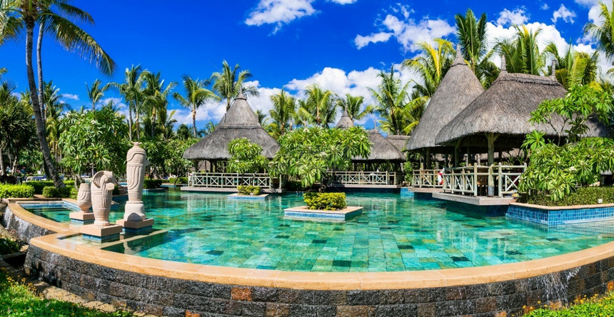 毛里求斯岛度假日设有温泉区和游泳池的毛里求斯岛屿度假村天堂晴游泳的图片