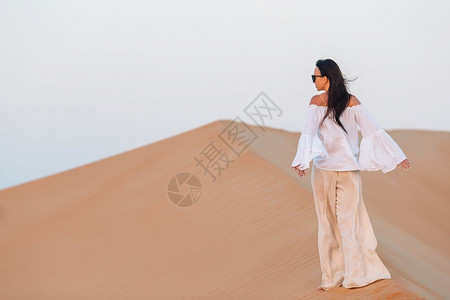 最多晚上阿联酋大沙漠丘中的美女阿拉伯联合酋长国鲁卜哈利沙漠丘中的女孩热背景图片