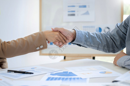 销售量合作经理执行首长咨询顾问在会议室握手图片