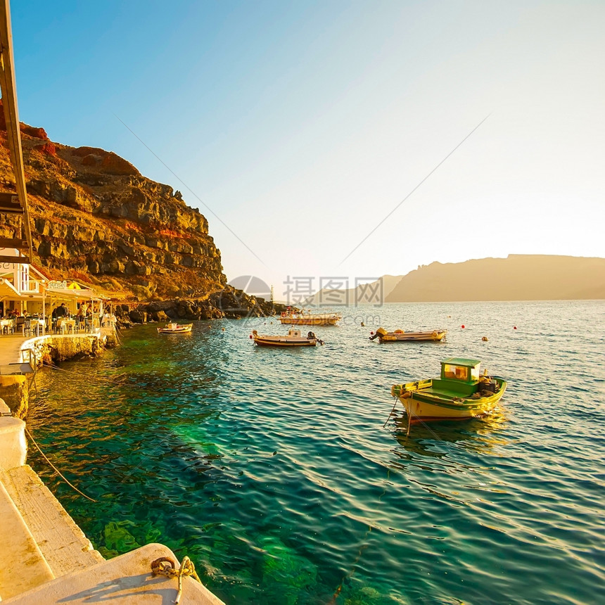 蓝色的著名建筑学OiaSantorini希腊以浪漫和美丽的日落闻名图片