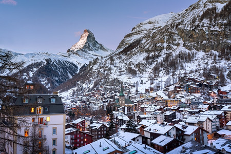 冬季瑞士雪山村庄背景图片