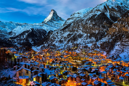 冬季瑞士雪山村庄图片