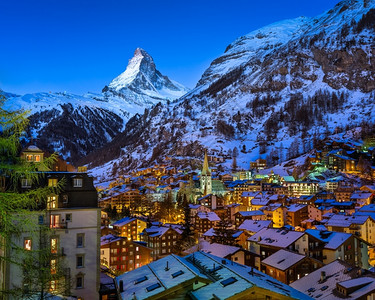 冬季瑞士雪山村庄背景图片