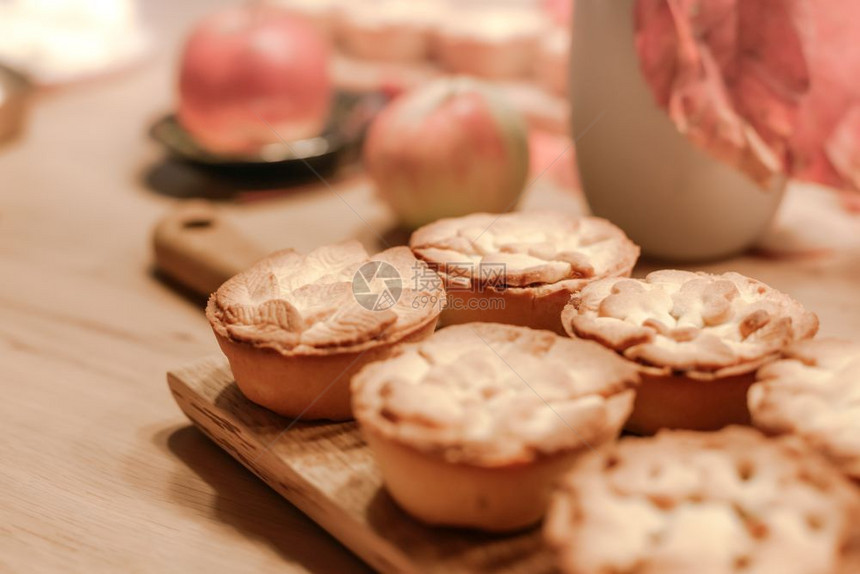 感恩节瀑布传统自制苹果馅饼在木板上为秋天的假日晚餐棕色季节可口图片