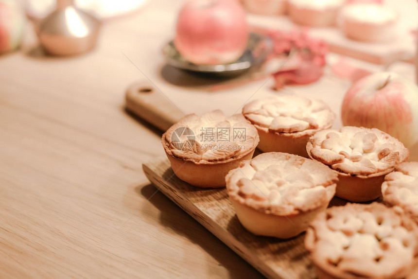美国人对待感恩节瀑布传统自制苹果馅饼在木板上为秋天的假日晚餐烘烤图片