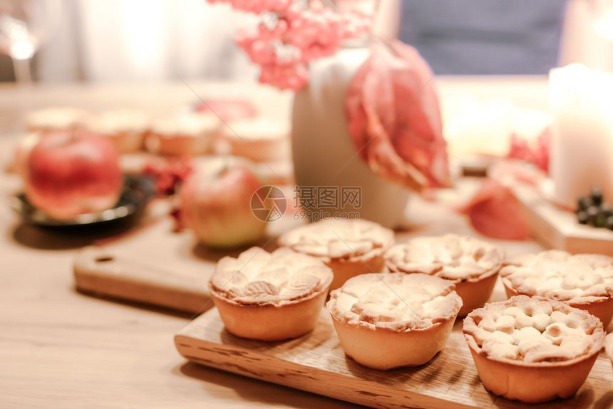 传统的感恩节瀑布传统自制苹果馅饼在木板上为秋天的假日晚餐温暖服务图片