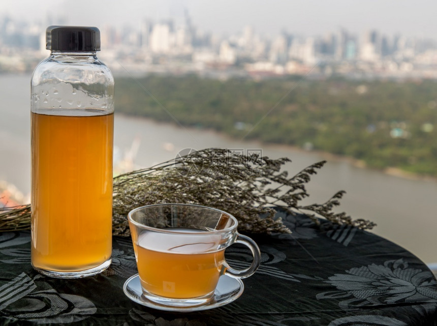 玻璃茶点美食早上喝杯热姜汁健康饮品有选择的焦点复制空间清新和享受图片