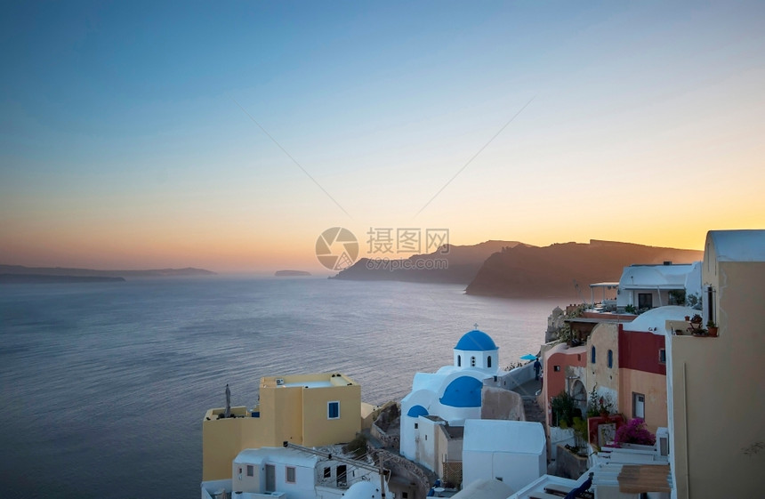 爬坡道风车圆顶OiaSantorini希腊以浪漫和美丽的日落闻名图片