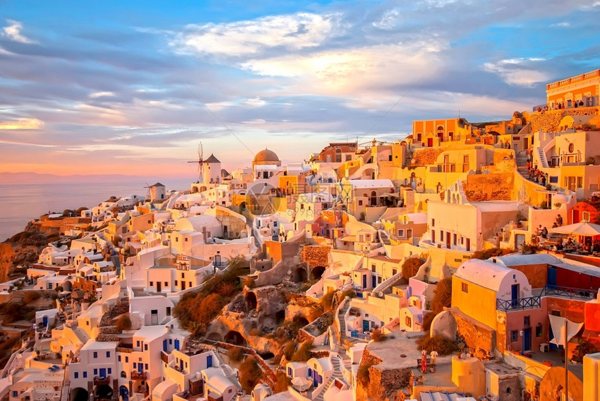 OiaSantorini希腊以浪漫和美丽的日落闻名风车岛城市图片