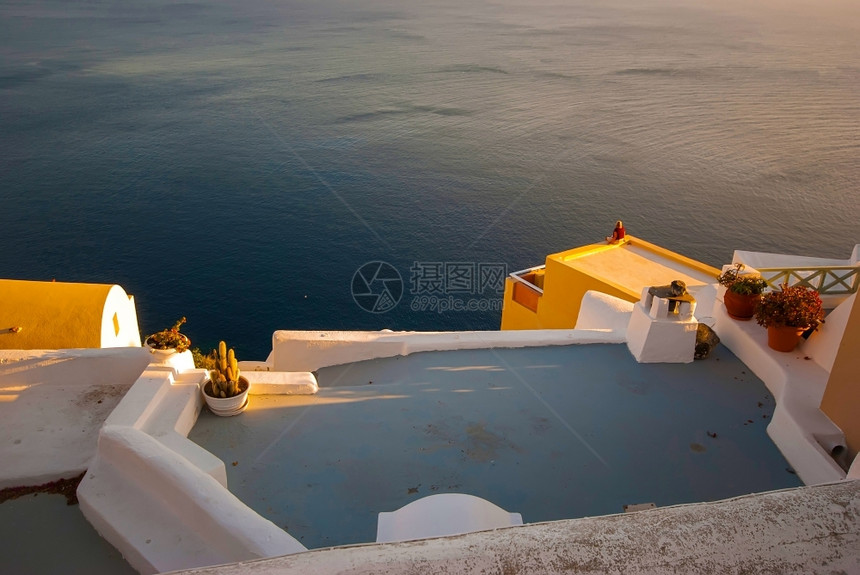 旅游的OiaSantorini希腊以浪漫和美丽的日落闻名屋顶伊亚图片