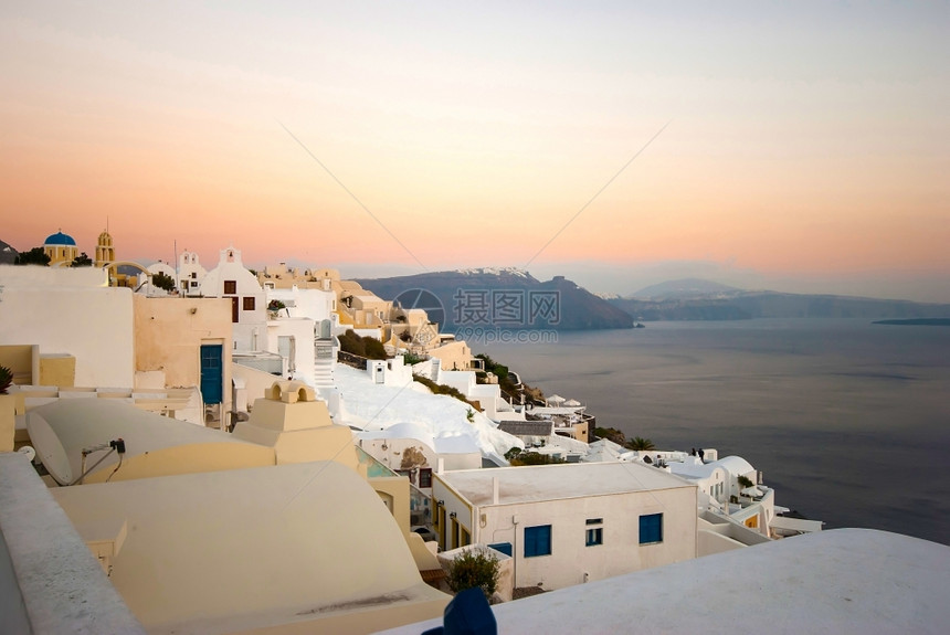 钟楼村庄OiaSantorini希腊以浪漫和美丽的日落闻名水图片