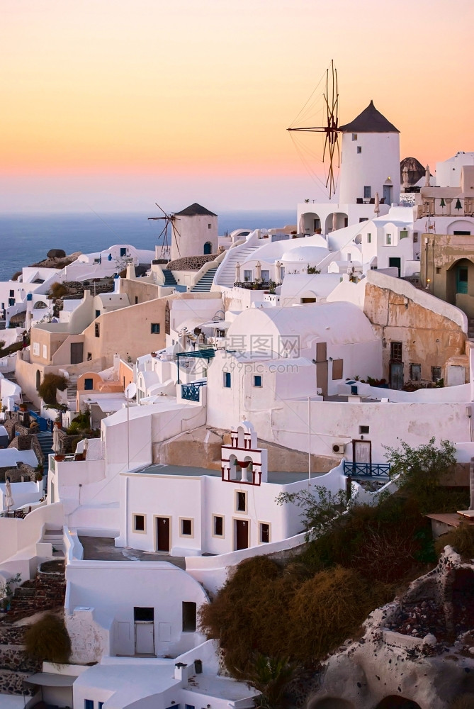 OiaSantorini希腊以浪漫和美丽的日落闻名基克拉泽斯旅行丰富多彩的图片