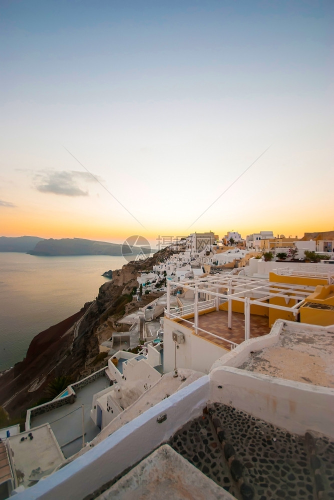 传统的OiaSantorini希腊以浪漫和美丽的日落闻名山图片