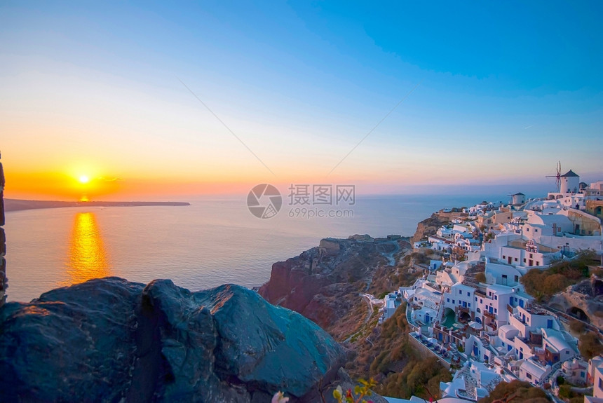 岛OiaSantorini希腊以浪漫和美丽的日落闻名风车海图片