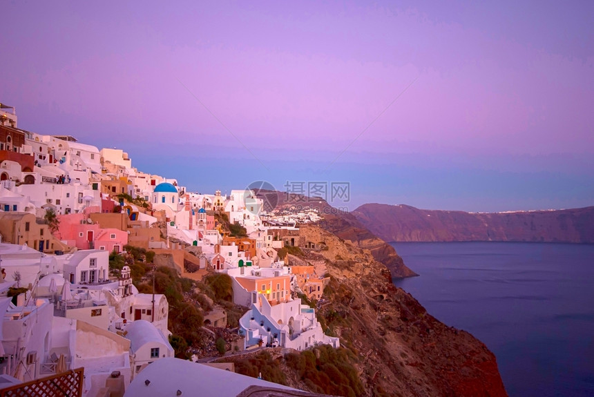 岛著名的OiaSantorini希腊以浪漫和美丽的日落闻名钟楼图片