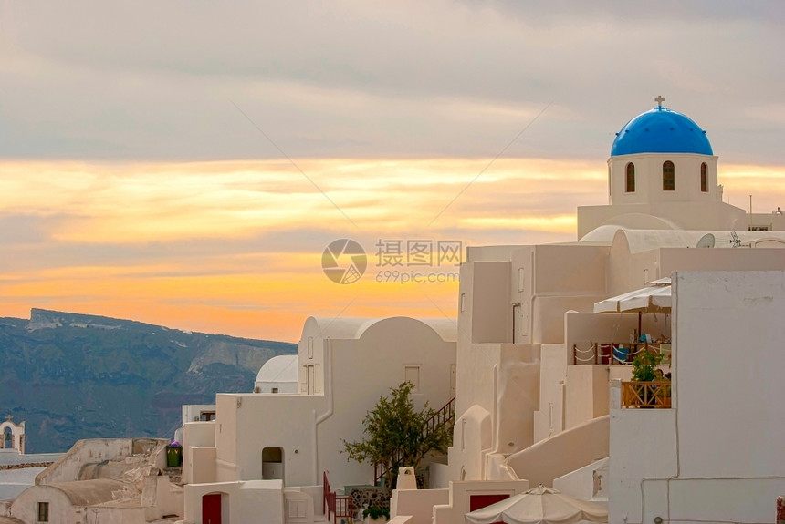 建筑学传统的OiaSantorini希腊以浪漫和美丽的日落闻名镇图片