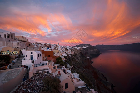 晚上村庄OiaSantorini希腊以浪漫和美丽的日落闻名自然图片