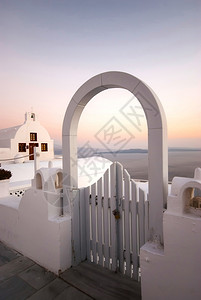 酒店OiaSantorini希腊以美丽的浪漫日落闻名晚上水图片