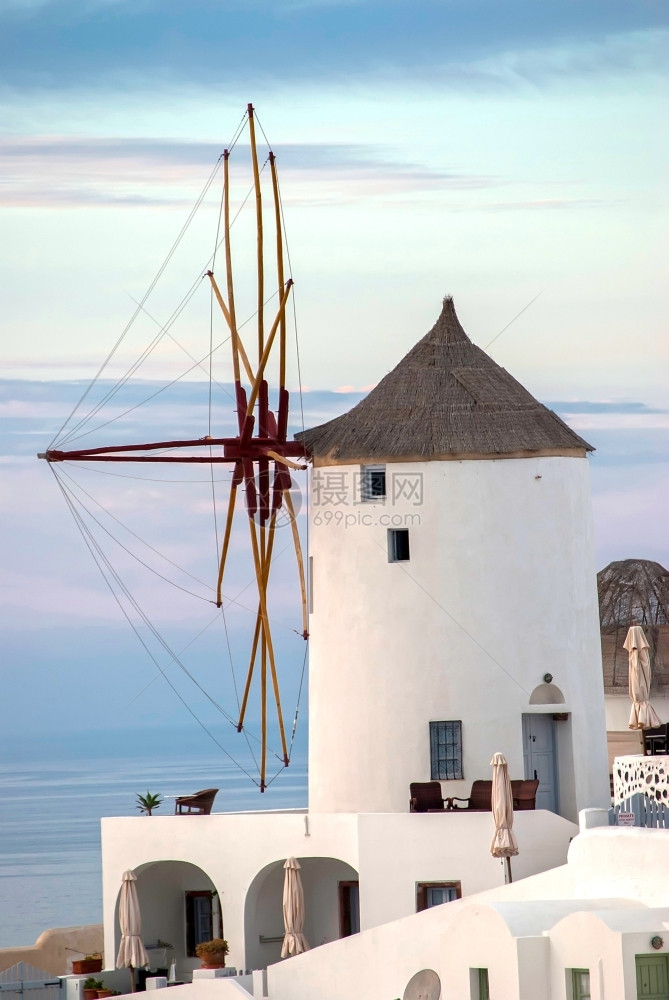 OiaSantorini希腊以美丽的浪漫日落闻名采取丰富多彩的假期图片