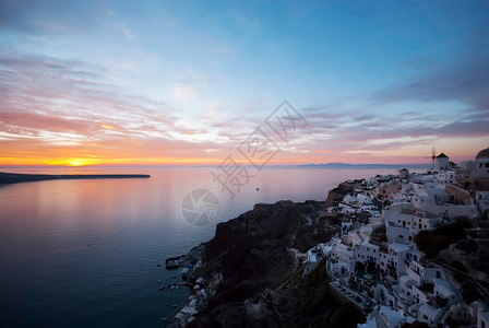 火山口悬崖OiaSantorini希腊以美丽的浪漫日落闻名采取图片