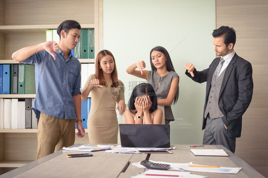 团队责怪会议办公室受挫的女商人有选择地关注问题b受害者解决方案图片