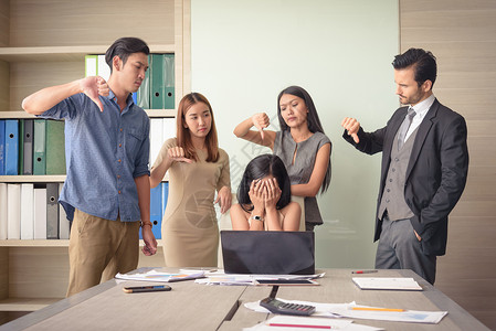 团队责怪会议办公室受挫的女商人有选择地关注问题b受害者解决方案图片