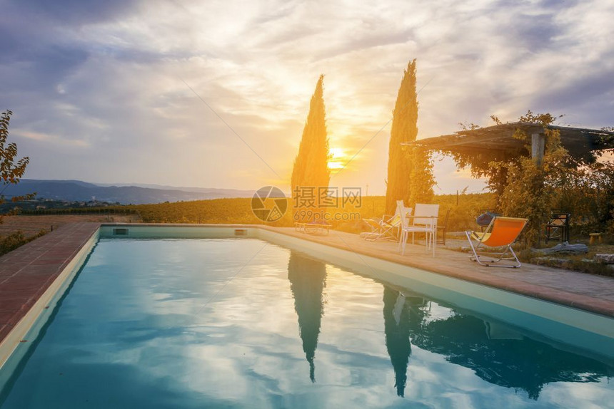 日落在意大利乡村的游泳池上现代太阳农村图片