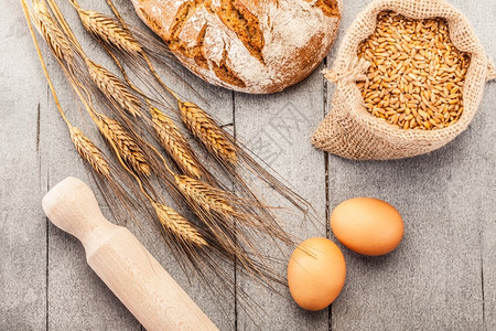 食物小麦面包在木制桌子上的照片农场乡村图片