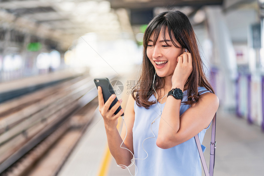 泰国年轻亚洲女乘客地铁火车在大城市japanesechinese朝韩生活方式和日常通勤和运输概念上旅行时通过智能手机在地铁火车上图片