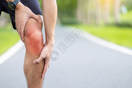 跑步时肌肉疼痛的男性背景图片