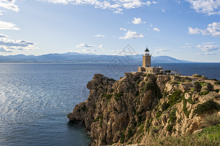 土地希腊的梅拉加维角灯塔又称伊伦光角位于一个环绕东湾的海滨地带科林斯希腊的梅拉加维角也称伊伦光佩拉霍希腊语图片
